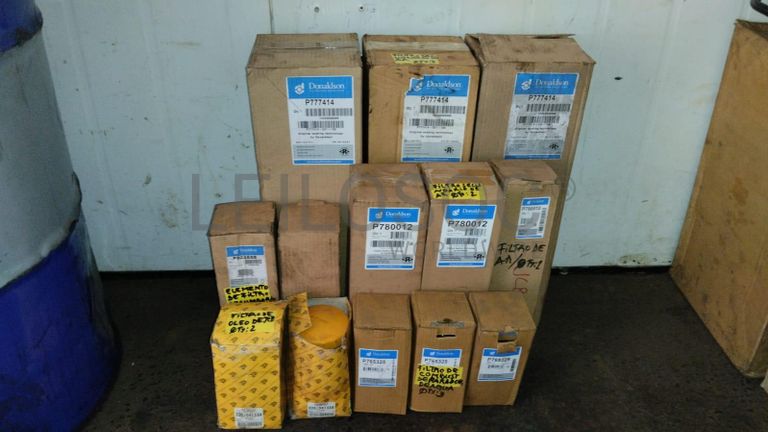 Furadeira + Compressor de Ar "Atlas Copco". + Diversos + Máquina multifuncional + Guinchos + Macaco hidráulico + Diversos + Diversos + Diversos + Diversos + Grampo + Diversos + Diversos + Diversos + Diversos + Tambores 400L de óleo hidráulico. + Bombas de abastecimento de óleo hidráulico + Compressor de Ar + Diversos + Tubos de mangueira + Diversos + Botijão de gás 50L + Diversos + Diversos + Contentor de 40P ·