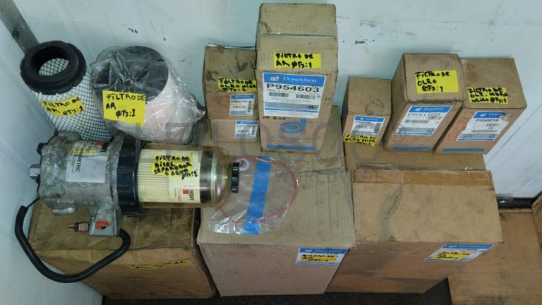 Furadeira + Compressor de Ar "Atlas Copco". + Diversos + Máquina multifuncional + Guinchos + Macaco hidráulico + Diversos + Diversos + Diversos + Diversos + Grampo + Diversos + Diversos + Diversos + Diversos + Tambores 400L de óleo hidráulico. + Bombas de abastecimento de óleo hidráulico + Compressor de Ar + Diversos + Tubos de mangueira + Diversos + Botijão de gás 50L + Diversos + Diversos + Contentor de 40P ·