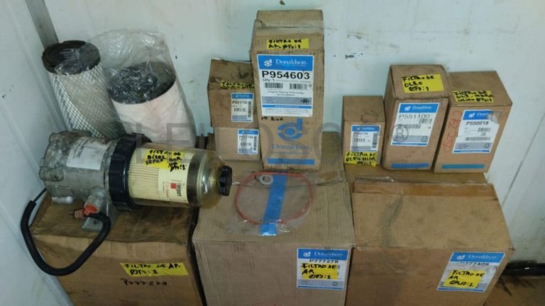 Furadeira + Compressor de Ar "Atlas Copco". + Diversos + Máquina multifuncional + Guinchos + Macaco hidráulico + Diversos + Diversos + Diversos + Diversos + Grampo + Diversos + Diversos + Diversos + Diversos + Tambores 400L de óleo hidráulico. + Bombas de abastecimento de óleo hidráulico + Compressor de Ar + Diversos + Tubos de mangueira + Diversos + Botijão de gás 50L + Diversos + Diversos + Contentor de 40P ·