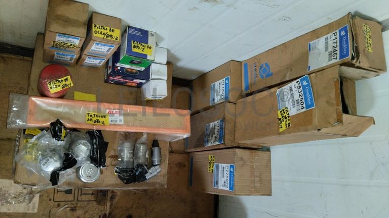 Furadeira + Compressor de Ar "Atlas Copco". + Diversos + Máquina multifuncional + Guinchos + Macaco hidráulico + Diversos + Diversos + Diversos + Diversos + Grampo + Diversos + Diversos + Diversos + Diversos + Tambores 400L de óleo hidráulico. + Bombas de abastecimento de óleo hidráulico + Compressor de Ar + Diversos + Tubos de mangueira + Diversos + Botijão de gás 50L + Diversos + Diversos + Contentor de 40P ·