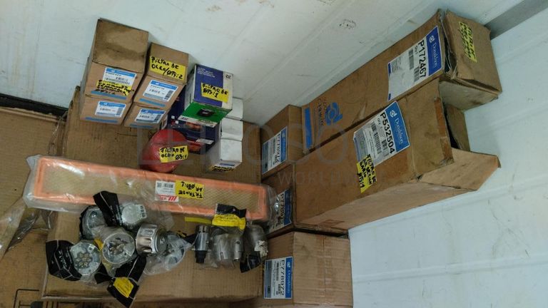 Furadeira + Compressor de Ar "Atlas Copco". + Diversos + Máquina multifuncional + Guinchos + Macaco hidráulico + Diversos + Diversos + Diversos + Diversos + Grampo + Diversos + Diversos + Diversos + Diversos + Tambores 400L de óleo hidráulico. + Bombas de abastecimento de óleo hidráulico + Compressor de Ar + Diversos + Tubos de mangueira + Diversos + Botijão de gás 50L + Diversos + Diversos + Contentor de 40P ·