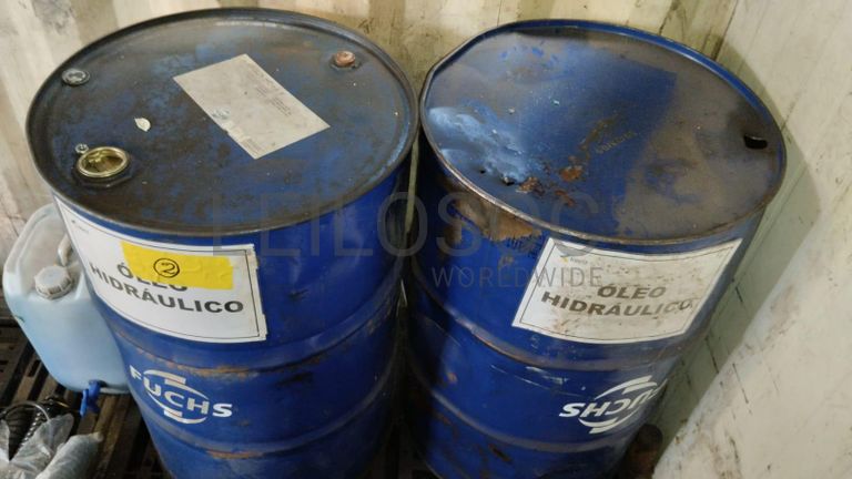 Furadeira + Compressor de Ar "Atlas Copco". + Diversos + Máquina multifuncional + Guinchos + Macaco hidráulico + Diversos + Diversos + Diversos + Diversos + Grampo + Diversos + Diversos + Diversos + Diversos + Tambores 400L de óleo hidráulico. + Bombas de abastecimento de óleo hidráulico + Compressor de Ar + Diversos + Tubos de mangueira + Diversos + Botijão de gás 50L + Diversos + Diversos + Contentor de 40P ·