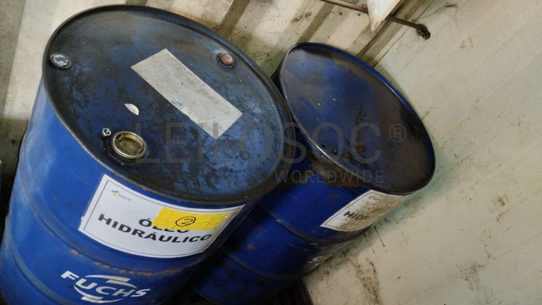 Furadeira + Compressor de Ar "Atlas Copco". + Diversos + Máquina multifuncional + Guinchos + Macaco hidráulico + Diversos + Diversos + Diversos + Diversos + Grampo + Diversos + Diversos + Diversos + Diversos + Tambores 400L de óleo hidráulico. + Bombas de abastecimento de óleo hidráulico + Compressor de Ar + Diversos + Tubos de mangueira + Diversos + Botijão de gás 50L + Diversos + Diversos + Contentor de 40P ·