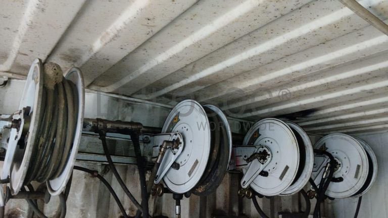 Furadeira + Compressor de Ar "Atlas Copco". + Diversos + Máquina multifuncional + Guinchos + Macaco hidráulico + Diversos + Diversos + Diversos + Diversos + Grampo + Diversos + Diversos + Diversos + Diversos + Tambores 400L de óleo hidráulico. + Bombas de abastecimento de óleo hidráulico + Compressor de Ar + Diversos + Tubos de mangueira + Diversos + Botijão de gás 50L + Diversos + Diversos + Contentor de 40P ·