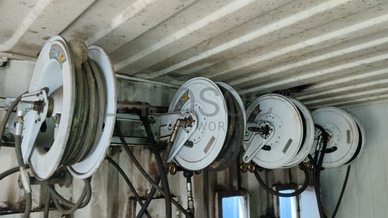 Furadeira + Compressor de Ar "Atlas Copco". + Diversos + Máquina multifuncional + Guinchos + Macaco hidráulico + Diversos + Diversos + Diversos + Diversos + Grampo + Diversos + Diversos + Diversos + Diversos + Tambores 400L de óleo hidráulico. + Bombas de abastecimento de óleo hidráulico + Compressor de Ar + Diversos + Tubos de mangueira + Diversos + Botijão de gás 50L + Diversos + Diversos + Contentor de 40P ·