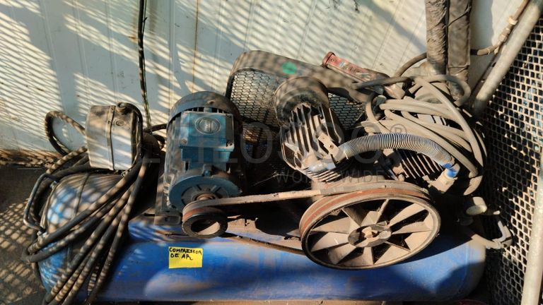 Furadeira + Compressor de Ar "Atlas Copco". + Diversos + Máquina multifuncional + Guinchos + Macaco hidráulico + Diversos + Diversos + Diversos + Diversos + Grampo + Diversos + Diversos + Diversos + Diversos + Tambores 400L de óleo hidráulico. + Bombas de abastecimento de óleo hidráulico + Compressor de Ar + Diversos + Tubos de mangueira + Diversos + Botijão de gás 50L + Diversos + Diversos + Contentor de 40P ·