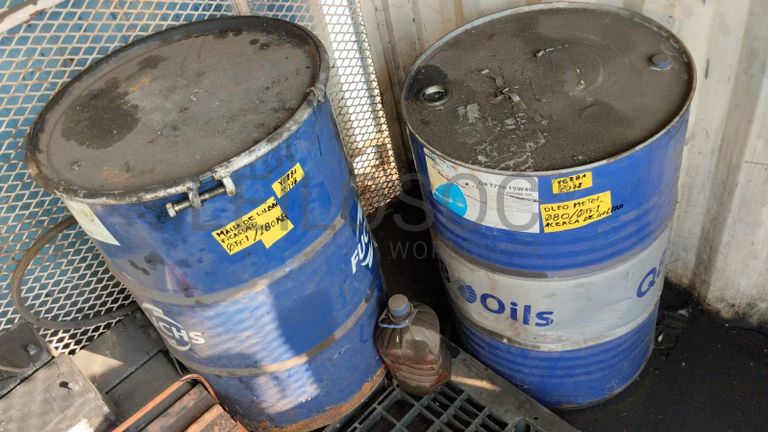 Furadeira + Compressor de Ar "Atlas Copco". + Diversos + Máquina multifuncional + Guinchos + Macaco hidráulico + Diversos + Diversos + Diversos + Diversos + Grampo + Diversos + Diversos + Diversos + Diversos + Tambores 400L de óleo hidráulico. + Bombas de abastecimento de óleo hidráulico + Compressor de Ar + Diversos + Tubos de mangueira + Diversos + Botijão de gás 50L + Diversos + Diversos + Contentor de 40P ·