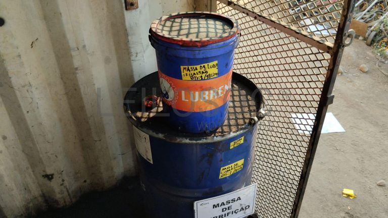 Furadeira + Compressor de Ar "Atlas Copco". + Diversos + Máquina multifuncional + Guinchos + Macaco hidráulico + Diversos + Diversos + Diversos + Diversos + Grampo + Diversos + Diversos + Diversos + Diversos + Tambores 400L de óleo hidráulico. + Bombas de abastecimento de óleo hidráulico + Compressor de Ar + Diversos + Tubos de mangueira + Diversos + Botijão de gás 50L + Diversos + Diversos + Contentor de 40P ·
