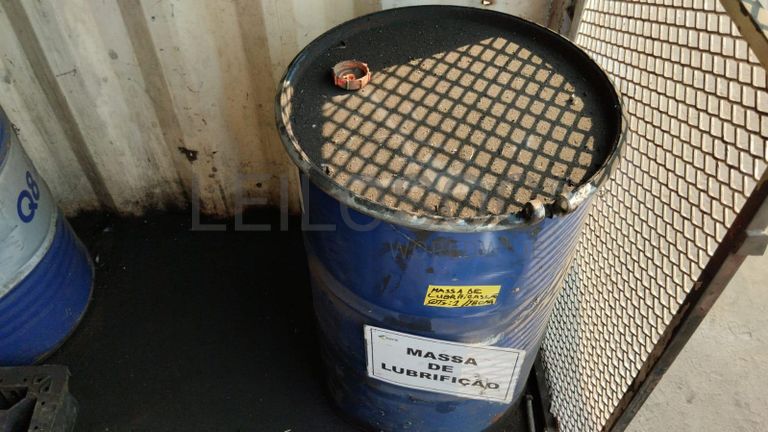 Furadeira + Compressor de Ar "Atlas Copco". + Diversos + Máquina multifuncional + Guinchos + Macaco hidráulico + Diversos + Diversos + Diversos + Diversos + Grampo + Diversos + Diversos + Diversos + Diversos + Tambores 400L de óleo hidráulico. + Bombas de abastecimento de óleo hidráulico + Compressor de Ar + Diversos + Tubos de mangueira + Diversos + Botijão de gás 50L + Diversos + Diversos + Contentor de 40P ·