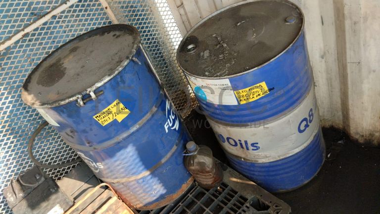 Furadeira + Compressor de Ar "Atlas Copco". + Diversos + Máquina multifuncional + Guinchos + Macaco hidráulico + Diversos + Diversos + Diversos + Diversos + Grampo + Diversos + Diversos + Diversos + Diversos + Tambores 400L de óleo hidráulico. + Bombas de abastecimento de óleo hidráulico + Compressor de Ar + Diversos + Tubos de mangueira + Diversos + Botijão de gás 50L + Diversos + Diversos + Contentor de 40P ·