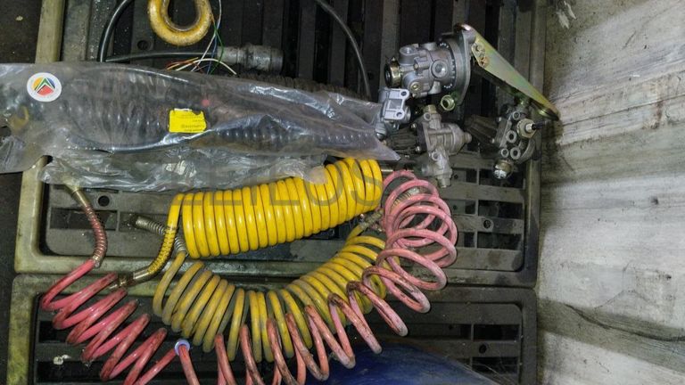 Furadeira + Compressor de Ar "Atlas Copco". + Diversos + Máquina multifuncional + Guinchos + Macaco hidráulico + Diversos + Diversos + Diversos + Diversos + Grampo + Diversos + Diversos + Diversos + Diversos + Tambores 400L de óleo hidráulico. + Bombas de abastecimento de óleo hidráulico + Compressor de Ar + Diversos + Tubos de mangueira + Diversos + Botijão de gás 50L + Diversos + Diversos + Contentor de 40P ·