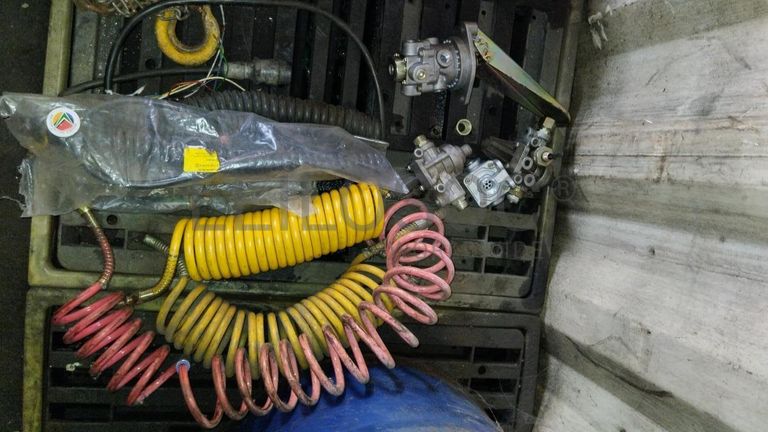 Furadeira + Compressor de Ar "Atlas Copco". + Diversos + Máquina multifuncional + Guinchos + Macaco hidráulico + Diversos + Diversos + Diversos + Diversos + Grampo + Diversos + Diversos + Diversos + Diversos + Tambores 400L de óleo hidráulico. + Bombas de abastecimento de óleo hidráulico + Compressor de Ar + Diversos + Tubos de mangueira + Diversos + Botijão de gás 50L + Diversos + Diversos + Contentor de 40P ·