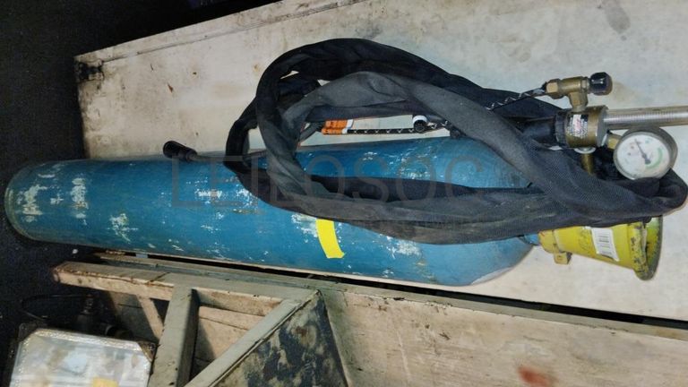 Furadeira + Compressor de Ar "Atlas Copco". + Diversos + Máquina multifuncional + Guinchos + Macaco hidráulico + Diversos + Diversos + Diversos + Diversos + Grampo + Diversos + Diversos + Diversos + Diversos + Tambores 400L de óleo hidráulico. + Bombas de abastecimento de óleo hidráulico + Compressor de Ar + Diversos + Tubos de mangueira + Diversos + Botijão de gás 50L + Diversos + Diversos + Contentor de 40P ·