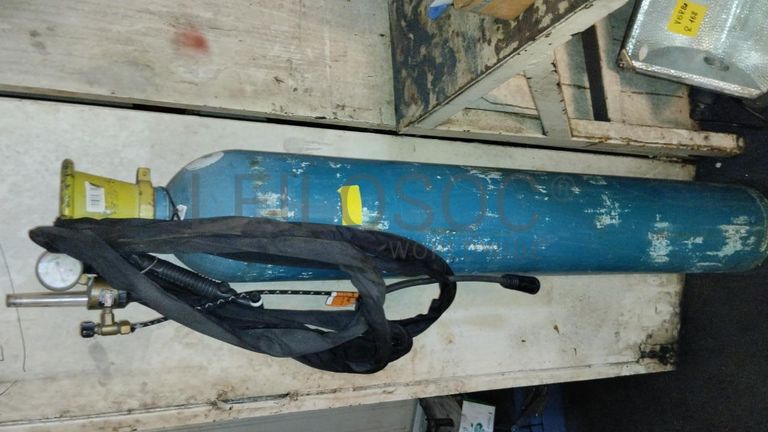 Furadeira + Compressor de Ar "Atlas Copco". + Diversos + Máquina multifuncional + Guinchos + Macaco hidráulico + Diversos + Diversos + Diversos + Diversos + Grampo + Diversos + Diversos + Diversos + Diversos + Tambores 400L de óleo hidráulico. + Bombas de abastecimento de óleo hidráulico + Compressor de Ar + Diversos + Tubos de mangueira + Diversos + Botijão de gás 50L + Diversos + Diversos + Contentor de 40P ·