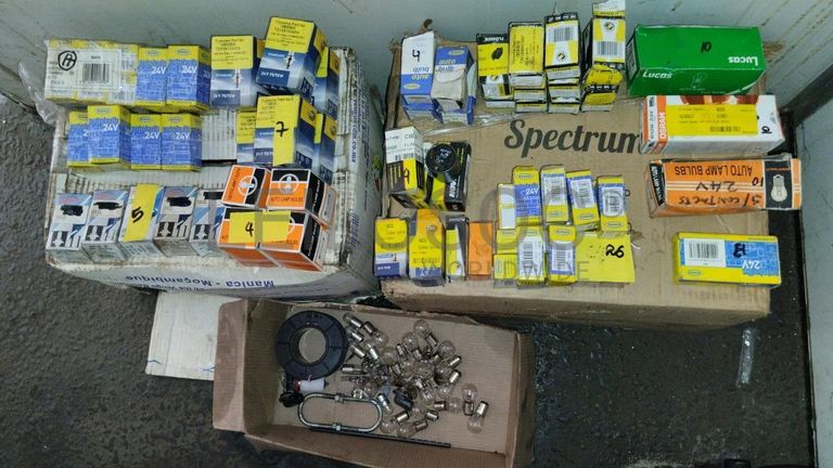 Furadeira + Compressor de Ar "Atlas Copco". + Diversos + Máquina multifuncional + Guinchos + Macaco hidráulico + Diversos + Diversos + Diversos + Diversos + Grampo + Diversos + Diversos + Diversos + Diversos + Tambores 400L de óleo hidráulico. + Bombas de abastecimento de óleo hidráulico + Compressor de Ar + Diversos + Tubos de mangueira + Diversos + Botijão de gás 50L + Diversos + Diversos + Contentor de 40P ·