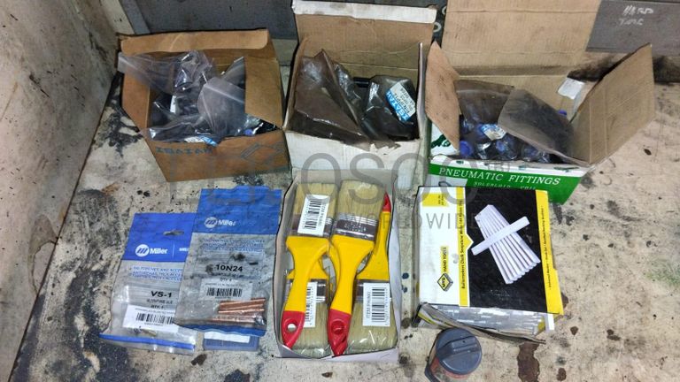 Furadeira + Compressor de Ar "Atlas Copco". + Diversos + Máquina multifuncional + Guinchos + Macaco hidráulico + Diversos + Diversos + Diversos + Diversos + Grampo + Diversos + Diversos + Diversos + Diversos + Tambores 400L de óleo hidráulico. + Bombas de abastecimento de óleo hidráulico + Compressor de Ar + Diversos + Tubos de mangueira + Diversos + Botijão de gás 50L + Diversos + Diversos + Contentor de 40P ·