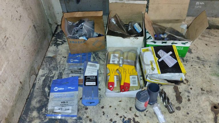 Furadeira + Compressor de Ar "Atlas Copco". + Diversos + Máquina multifuncional + Guinchos + Macaco hidráulico + Diversos + Diversos + Diversos + Diversos + Grampo + Diversos + Diversos + Diversos + Diversos + Tambores 400L de óleo hidráulico. + Bombas de abastecimento de óleo hidráulico + Compressor de Ar + Diversos + Tubos de mangueira + Diversos + Botijão de gás 50L + Diversos + Diversos + Contentor de 40P ·