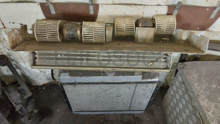 Termos acumulador + Bebedouros + Diversos + Tv + Material Informático + Cabo de Rede + Mobiliário + Bobina + Bobinas + Máquinas de corte de relva + Cabos de aço + Radiador + Armazém ·