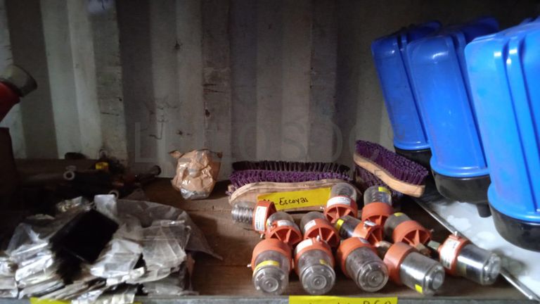 Diversos + Diversos + Gerador + Diversos + Diversos + Diversos + Diversos + Diversos + Máquina de lichar + Cimento cola + Contentor de 40P ·