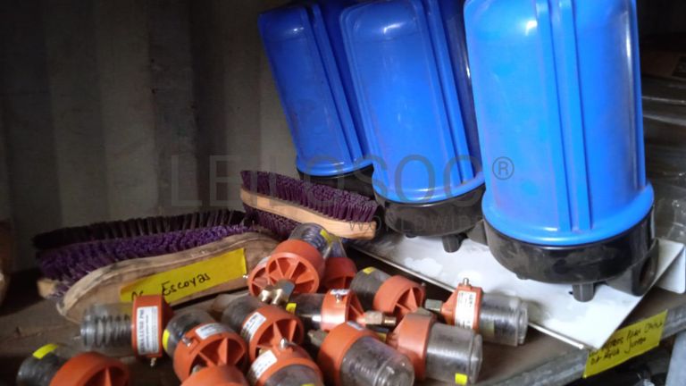 Diversos + Diversos + Gerador + Diversos + Diversos + Diversos + Diversos + Diversos + Máquina de lichar + Cimento cola + Contentor de 40P ·