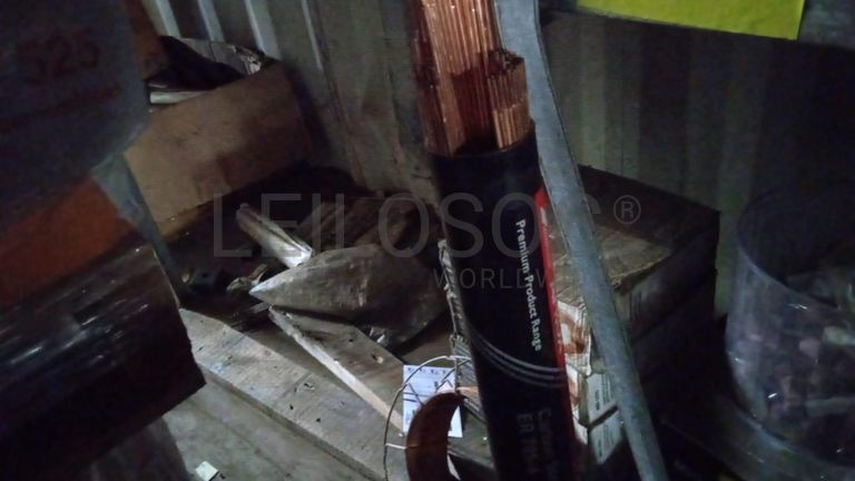 Diversos + Diversos + Gerador + Diversos + Diversos + Diversos + Diversos + Diversos + Máquina de lichar + Cimento cola + Contentor de 40P ·