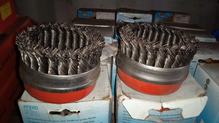 Diversos + Diversos + Gerador + Diversos + Diversos + Diversos + Diversos + Diversos + Máquina de lichar + Cimento cola + Contentor de 40P ·