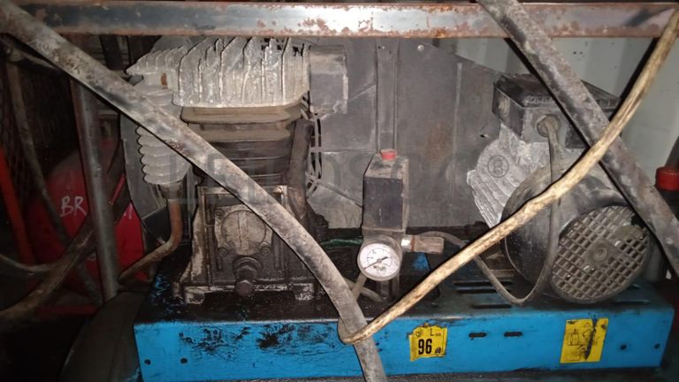 Máquina para fazer rosca + Diversos + Bomba de água + Motores + Diversos + Diversos + Bombas de água + Diversos + Diversos + Compressor de ar + Compressor de ar + Compactadora Turner Morris + Compressor de ar + Compressor Oceanos + Contentor de 40P ·