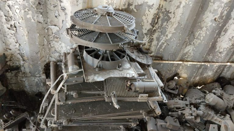 Máquinas teste da carga + Radiadores + Motor + Caixa de velocidade + Veios de transmissão, + Diversos + Contentor de 40P ·