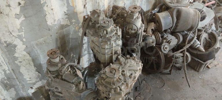 Máquinas teste da carga + Radiadores + Motor + Caixa de velocidade + Veios de transmissão, + Diversos + Contentor de 40P ·