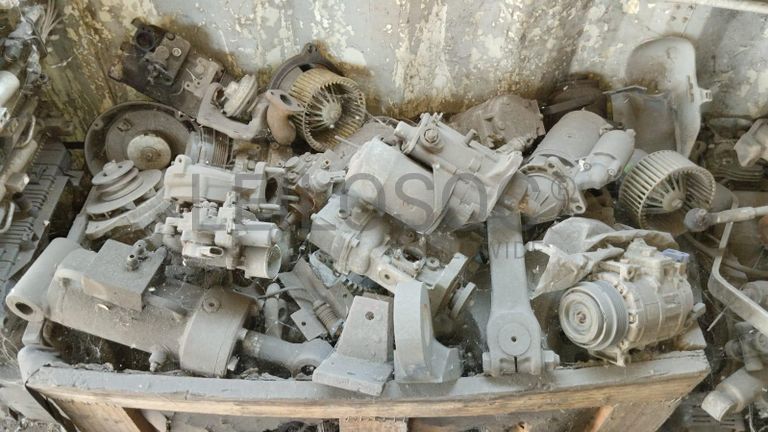 Máquinas teste da carga + Radiadores + Motor + Caixa de velocidade + Veios de transmissão, + Diversos + Contentor de 40P ·