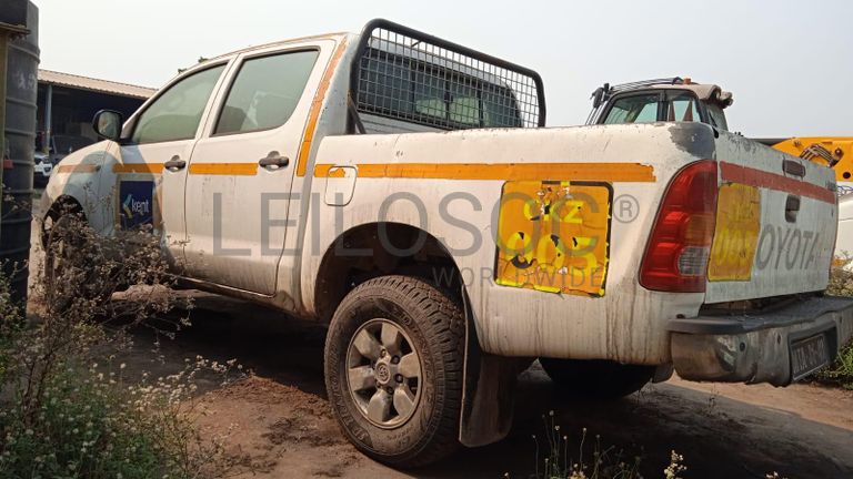 TOYOTA HILUX ·