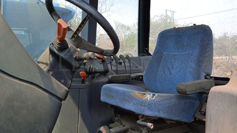 NEW HOLLAND TM7030 ·