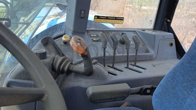 NEW HOLLAND TM7030 ·