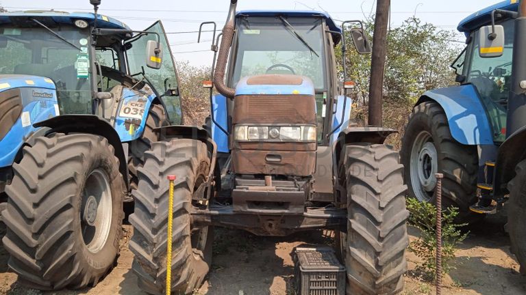 NEW HOLLAND TM7030 ·