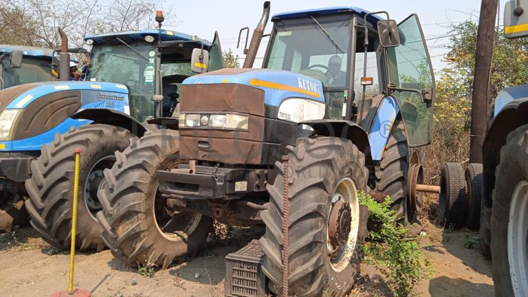 NEW HOLLAND TM7030 ·