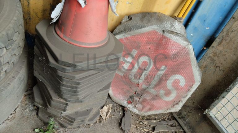 Cones de sinalização + Rolos de cabo + Máquinas para lavagem de Carros + Diversos + Compressor + Carrinhos de mão + Diversos + Motor de VW ·