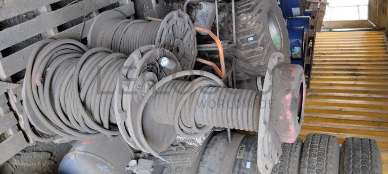 Cones de sinalização + Rolos de cabo + Máquinas para lavagem de Carros + Diversos + Compressor + Carrinhos de mão + Diversos + Motor de VW ·