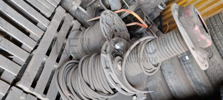 Cones de sinalização + Rolos de cabo + Máquinas para lavagem de Carros + Diversos + Compressor + Carrinhos de mão + Diversos + Motor de VW ·