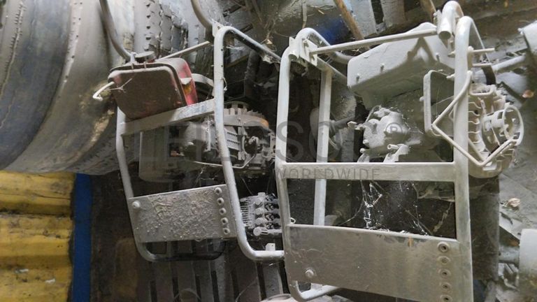 Cones de sinalização + Rolos de cabo + Máquinas para lavagem de Carros + Diversos + Compressor + Carrinhos de mão + Diversos + Motor de VW ·