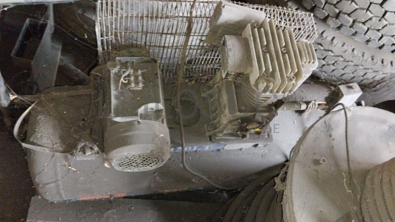 Cones de sinalização + Rolos de cabo + Máquinas para lavagem de Carros + Diversos + Compressor + Carrinhos de mão + Diversos + Motor de VW ·