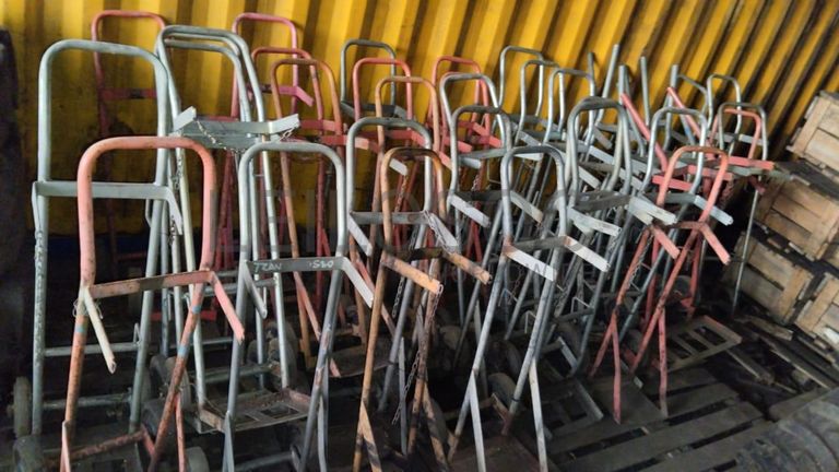 Cones de sinalização + Rolos de cabo + Máquinas para lavagem de Carros + Diversos + Compressor + Carrinhos de mão + Diversos + Motor de VW ·