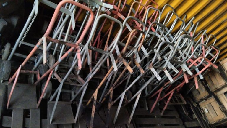 Cones de sinalização + Rolos de cabo + Máquinas para lavagem de Carros + Diversos + Compressor + Carrinhos de mão + Diversos + Motor de VW ·