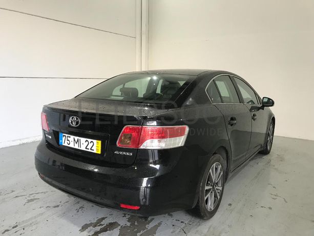 Toyota Avensis 2.0 D-4D · Ano 2011