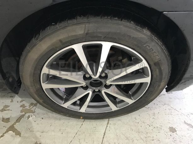 Toyota Avensis 2.0 D-4D · Ano 2011