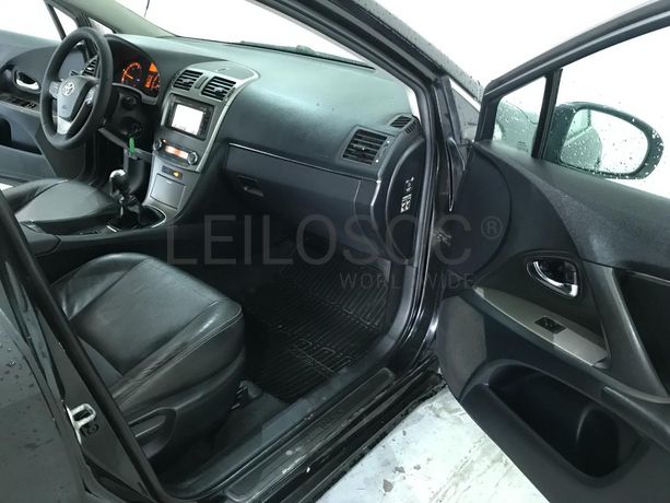 Toyota Avensis 2.0 D-4D · Ano 2011