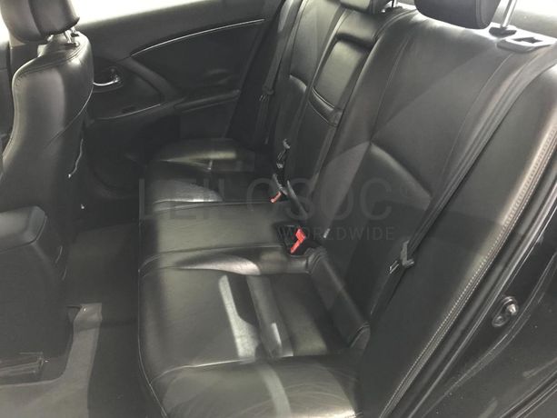 Toyota Avensis 2.0 D-4D · Ano 2011