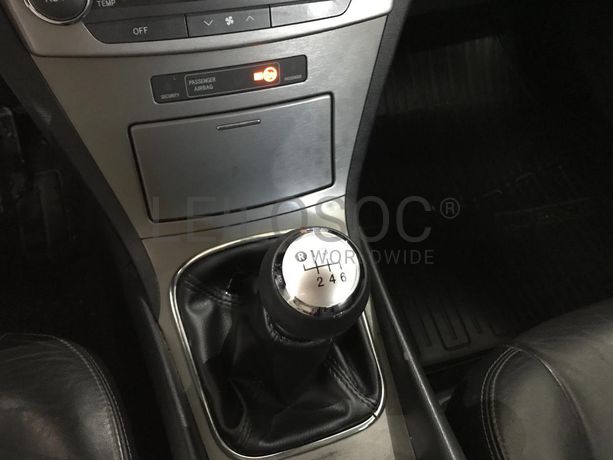 Toyota Avensis 2.0 D-4D · Ano 2011