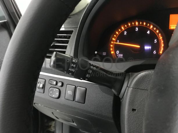 Toyota Avensis 2.0 D-4D · Ano 2011