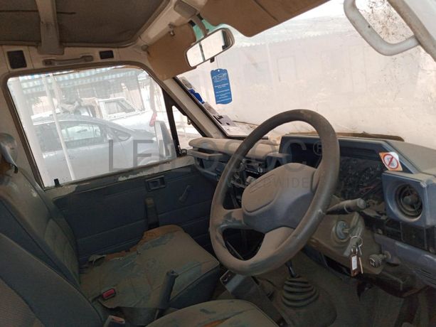 Toyota Land Cruiser ·