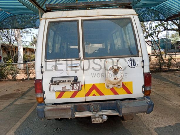 Toyota Land Cruiser ·